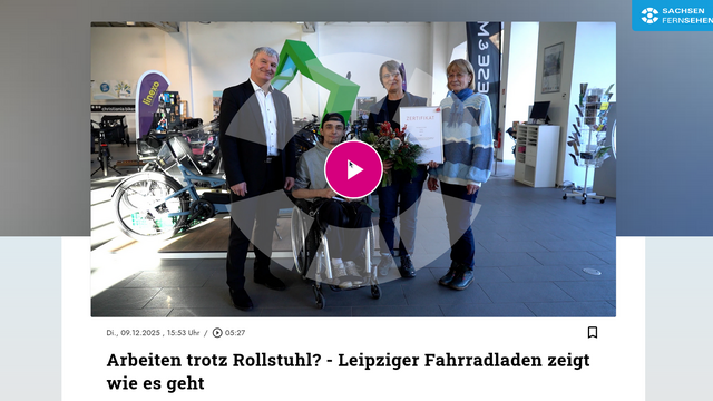 Inklusionszertifikat für rad3 in Leipzig am 8.12.2025 Das Bild zeigt die Susann Reuter mit dem Zertifikat, Steffen Leonhardi und Petra Heinig von der Agentur für Arbeit Leipzig sowie Maximilian Held, den Werkstattkollegen im Rollstuhl