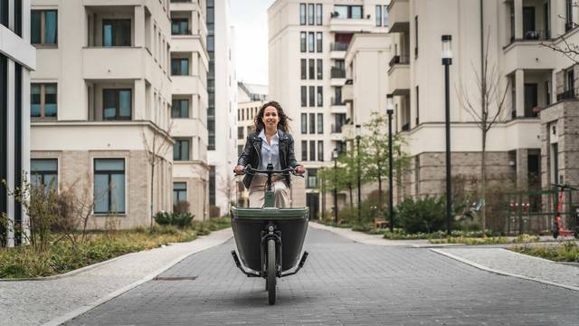 Frau auf Lastenfahrrad